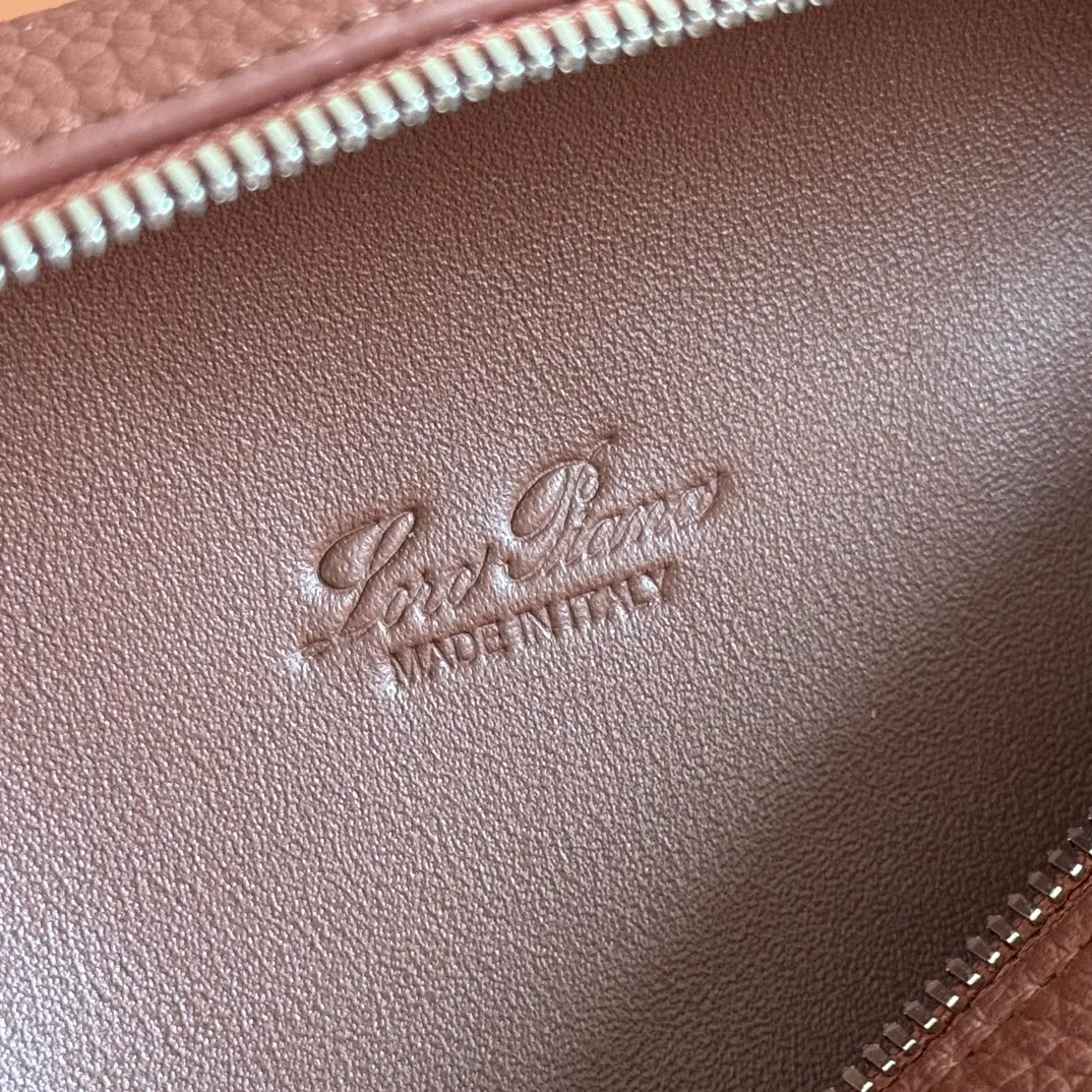 p1160💋💋💋【Original leather configuration counter complete set of packaging】 𝐋𝐨𝐫𝐨 𝐏𝐢𝐚𝐧@ Extra pocket L19 series handbag/crossbody bag, all steel, the most comfortable life is the undefined life, just like loro The material design of pian@ does not require complicated design styles. The simple and soft outline is elegant and durable, like an exquisite cosmetic case, which perfectly balances appearance and functionality. The leather is delicate and feels as soft as butter. The small bag has a large capacity. It is not only portable with a thin shoulder strap, but can also be worn cross-body. Sisters who have a special liking for minimalist style can buy it. It is simple and versatile. The simpler, the more different. Stars and Instagram celebrities are all planting it. There are two sizes of 19 cm and 27 cm. One is exquisite and casual, and the other is elegant and grand. Size: Small: length 19×width 7×height 12cm (